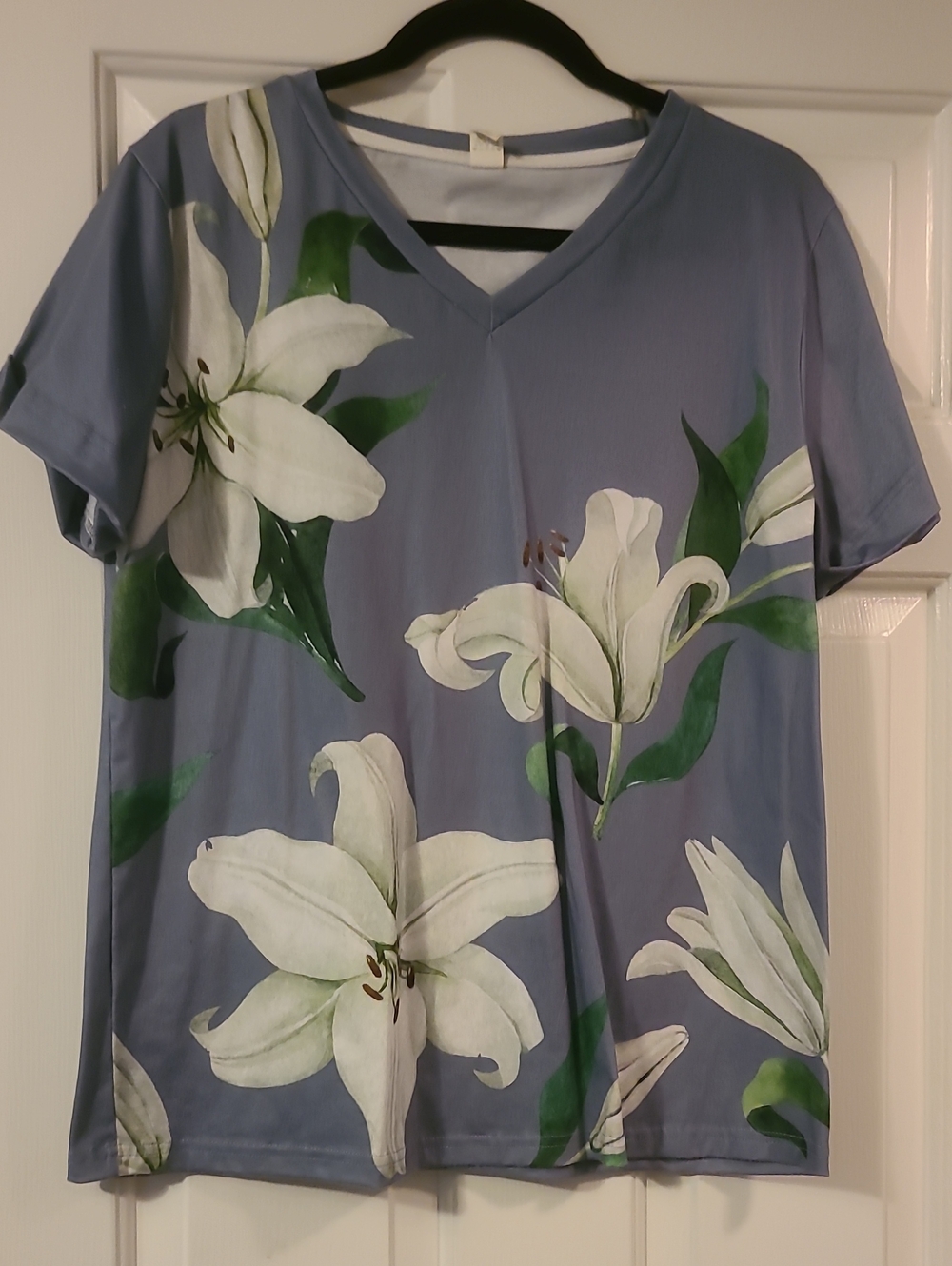 V-Neck Floral Tee in Periwinkle with White Lily Print